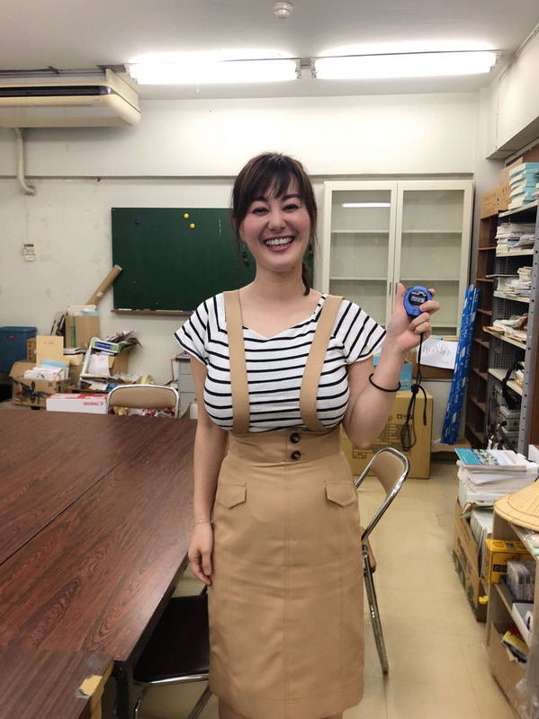 着衣巨乳のエロ画像：ハイウエストサスペンダースカート3