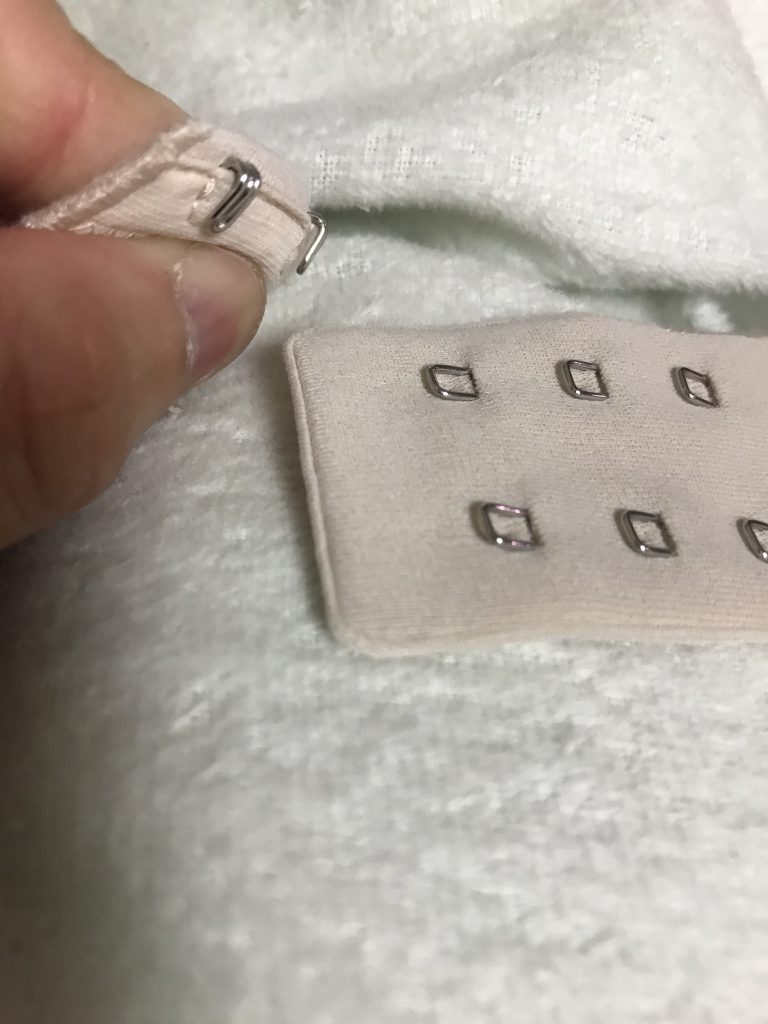 ブラジャーのホックの形状を確認する画像