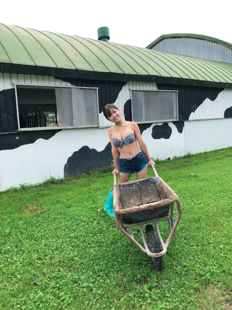 チビ巨乳の寺本莉緒(Gカップ)の画像