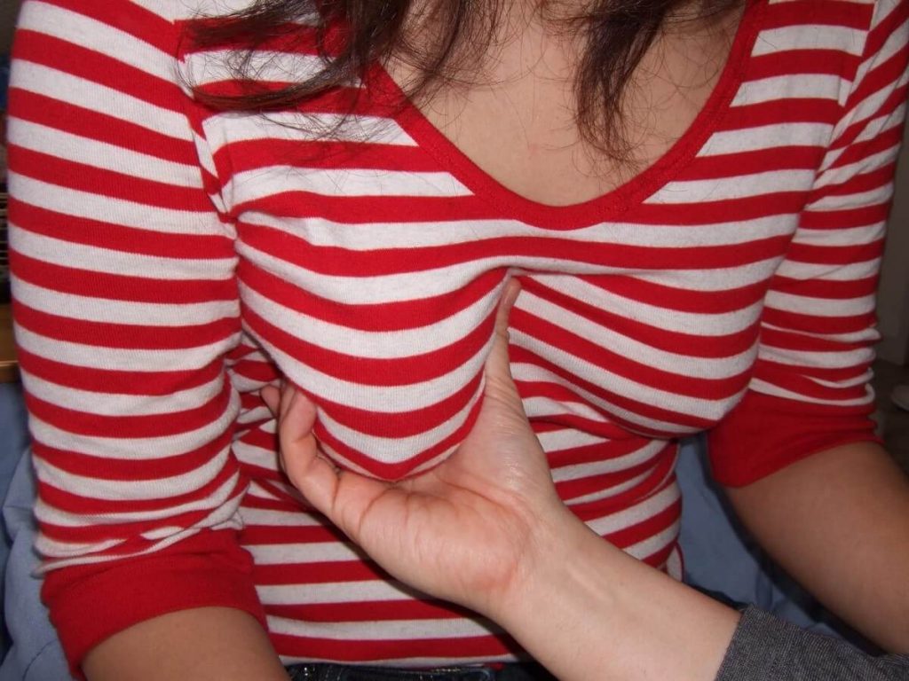 【セックス】一度はヤるべき！オススメのHなプレイ(画像あり)：13.街中＆人前で乳揉み