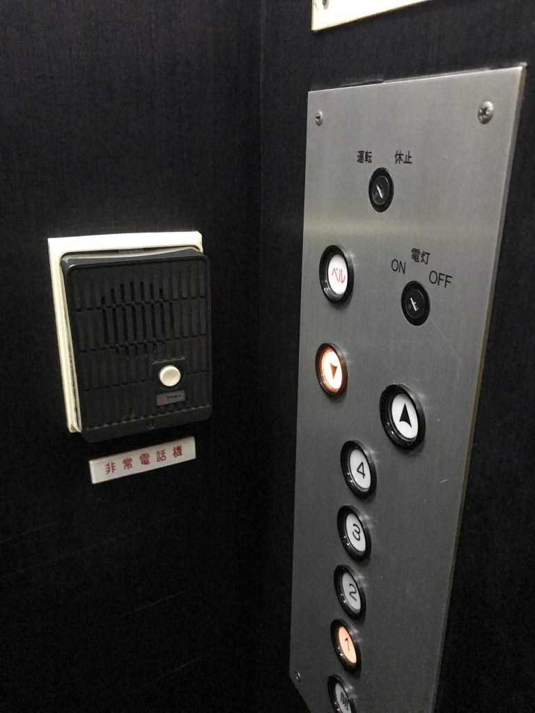 ホテル シャトーすがものエレベーター