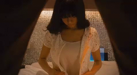 池田エライザの抜ける擬似フェラチオシーンのGif画像5