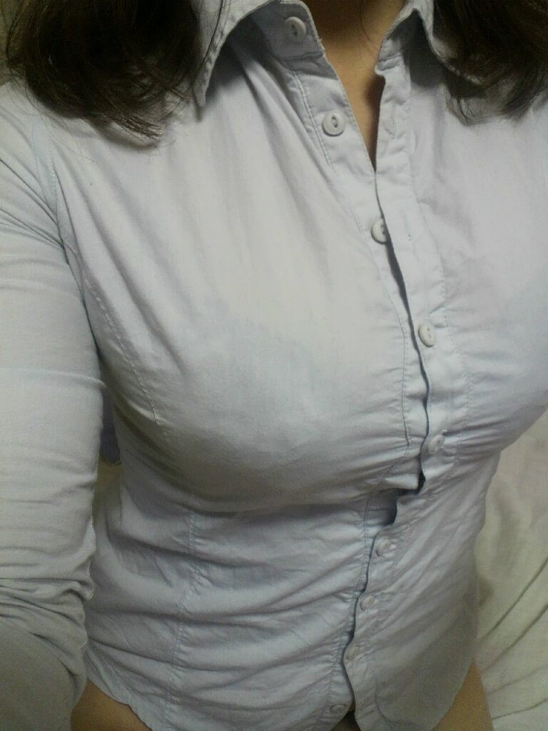 Fカップ巨乳OLのシャツ姿の画像