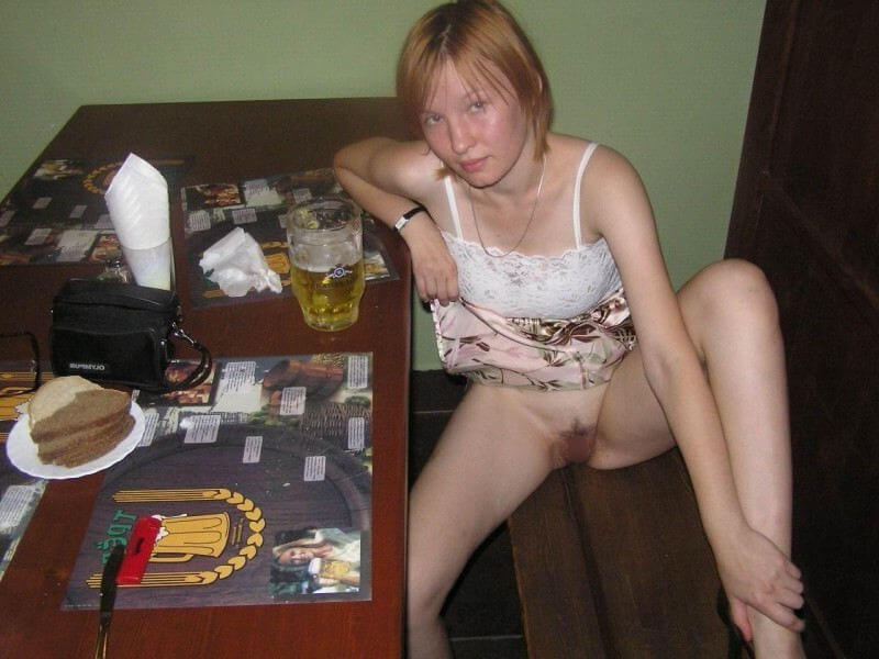 【露出プレイ】レストランで露出しているエロい痴女外人画像