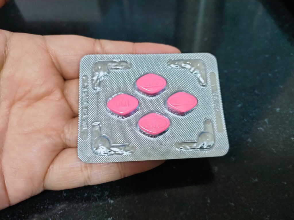手に持ったラブグラ錠剤シート