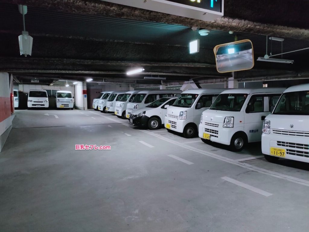 和歌山城近くのカーセックススポット最上階付近。市役所所有の車がズラリ